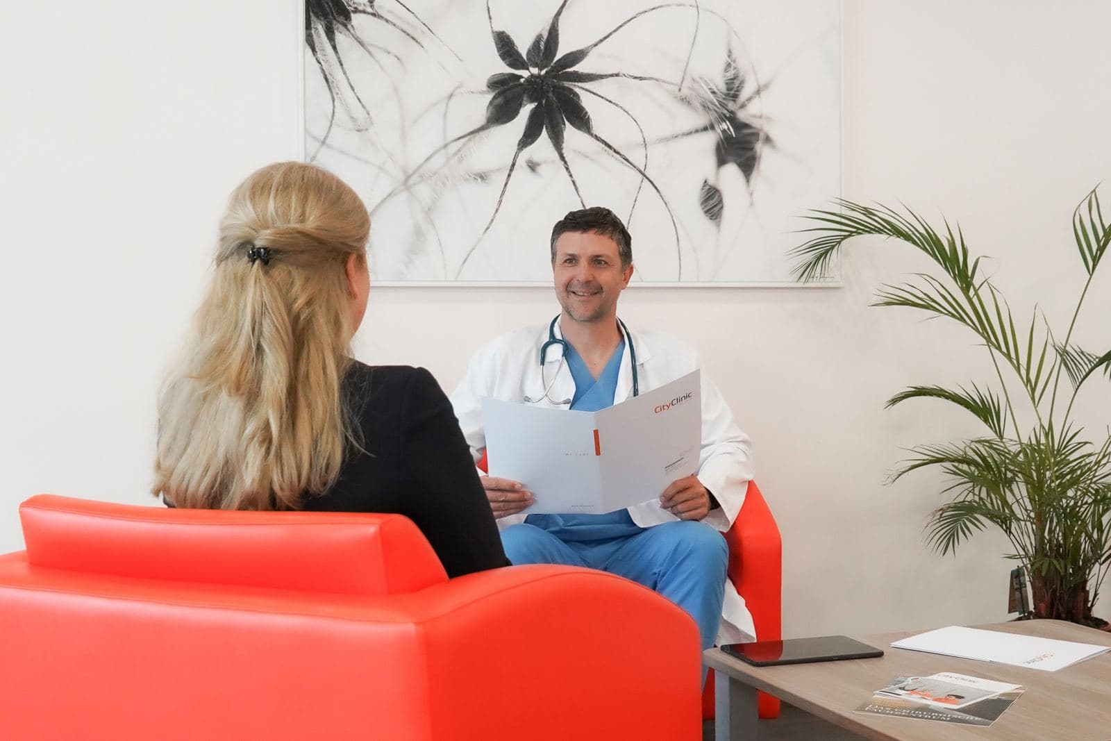 Arzt im Gespräch mit einer Patientin bei der CityClinic Bozen